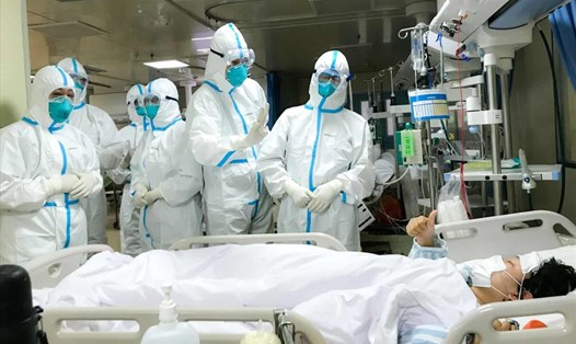 Các nhân viên y tế ở Vũ Hán, tỉnh Hồ Bắc, Trung Quốc đang điều trị cho bệnh nhân. Ảnh: The Guardian.