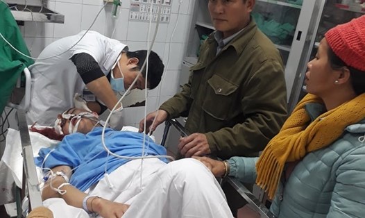 Một bệnh nhân bị tai nạn giao thông có nồng độ cồn cấp cứu tại Bệnh viện Việt Đức sáng mùng 4 Tết. Ảnh: ĐT