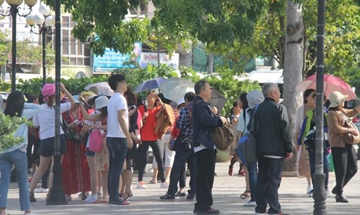 Khách Trung Quốc đến Nha Trang, Khánh Hòa du lịch vào thời điểm trước dịch viêm phổi cấp do virus Corona xuất hiện. Ảnh: Nhiệt Băng
