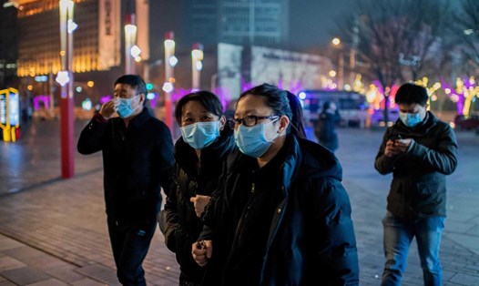 Người dân Bắc Kinh đeo khẩu trang phòng lây nhiễm virus Corona. Ảnh: AFP