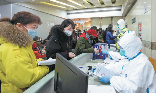 Nhân viên mặc đồ bảo hộ làm việc tại phòng khám ở Vũ Hán, tỉnh Hồ Bắc, Trung Quốc ngày 28.1.2020. Ảnh: China News Agency