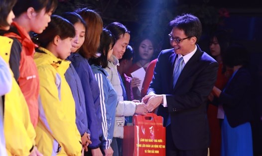 Phó Thủ tướng Vũ Đức Đam trao quà cho công nhân tại Tết Sum vầy 2020 tổ chức ở Bắc Ninh