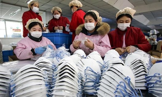 Các công nhân tại một nhà máy làm khẩu trang ở Handan, Trung Quốc. Ảnh: AFP.