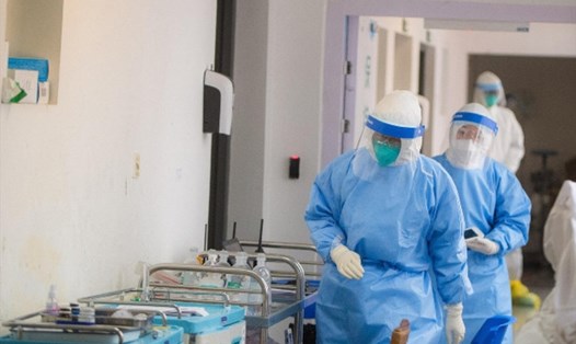 Nhân viên y tế mặc trang phục bảo hộ tại một bệnh viện ở Vũ Hán trong bối cảnh dịch virus Corona. Ảnh: AP.