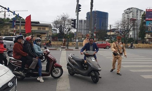 Lực lượng cảnh sát giao thông Hà Nội xử lý người điều khiển phương tiện không đội mũ bảo hiểm. Ảnh: GT
