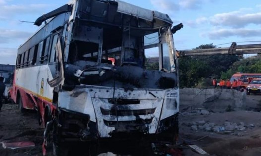 Chiếc xe buýt lao xuống giếng ở thành phố Nashik, bang Maharashtra, Ấn Độ khiến 26 người thiệt mạng. Ảnh: AFP