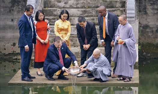 Đại sứ Mỹ Daniel Kritenbrink thả cá chép tiễn ông Công, ông Táo ở chùa Kim Liên (Hà Nội) hôm 22 tháng Chạp. Ảnh: Đỗ Linh