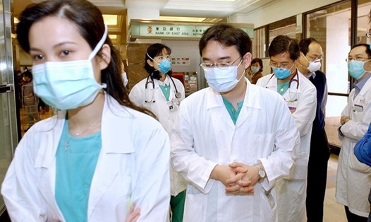 Nhóm các chuyên gia của Ủy ban Y tế Quốc gia Trung Quốc đã đến thành phố Vũ Hán để xác định xem các trường hợp mắc bệnh có phải nhiễm virus SARS từng khiến hàng trăm người thiệt mạng vào năm 2003 hay không. Ảnh: AFP