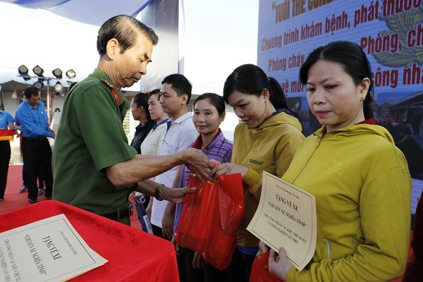 Cán bộ Công an TP.Cần Thơ tặng quà và vé xe cho công nhân có hoàn cảnh khó khăn dịp Tết Nguyên đán Canh Tý 2020. Ảnh: B.C.A