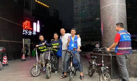 Tác giả và đội tài xế thuê chuyên chở người say rượu ở Trung Quốc.