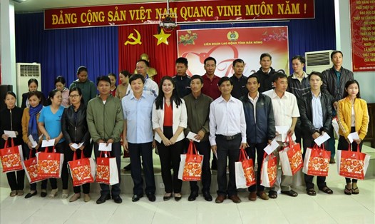 Đoàn công tác Tổng Thanh tra Chính phủ trao tặng 30 suất quà cho người lao động nghèo ở Đắk Nông. Ảnh: LX
