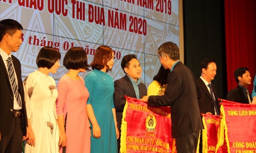 Phó Chủ tịch Tổng LĐLĐ Việt Nam Trần Văn Thuật tặng cờ thi đua các tập thể có thành tích xuất sắc năm 2019. Ảnh: Mai Dung