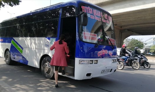 Xe khách chạy "rùa bò" để đón khách giữa đường ngày 3.1. Ảnh: PV