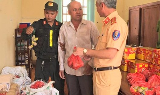 Lực lượng chức năng tỉnh Đắk Lắk bắt giữ một đối tượng vận chuyển, mua bán pháo nổ trái phép. Ảnh: P.V