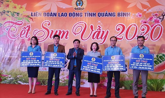 Ông Phạm Quang Long - Chủ tịch LĐLĐ Quảng Bình trao hỗ trợ cho CNVCLĐ nhân dịp "Tết sum vầy" 2020. Ảnh: Lê Phi Long