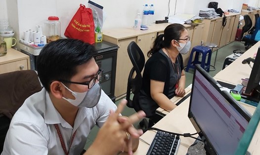 Nhân viên Phòng Đăng ký Kinh doanh Sở Kế hoạch và Đầu tư TP.Hồ Chí Minh mang khẩu trang đề phòng lây nhiễm Virus Corona. Ảnh Nam Dương.