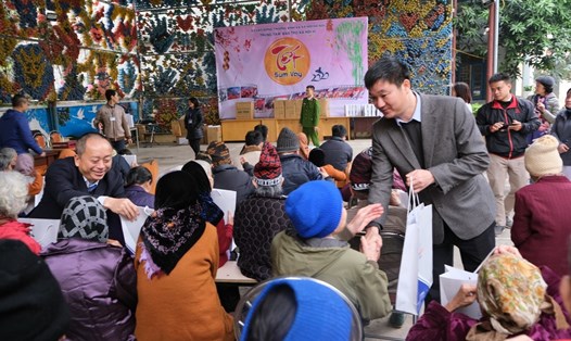 Ông Hoàng Xuân Khôi - Phó Giám đốc PTC1 trao quà Tết đến những người già, trẻ em tại Trung tâm Bảo trợ xã hội III. Ảnh: PTC1