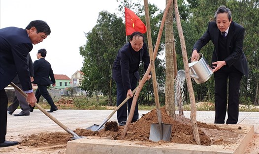 Bí thư Tỉnh ủy Quảng Bình Hoàng Đăng Quang (bên phải) cùng lãnh đạo tỉnh Quảng Bình tham gia "Tết trồng cây" Xuân Canh Tý 2020. Ảnh: Lê Phi Long