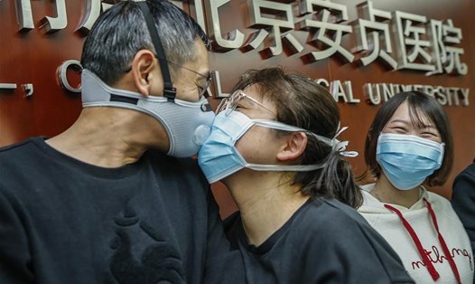 Bác sĩ Ciao Lyao hôn tạm biệt chồng là Wang Bin trước khi vào vùng dịch Vũ Hán ngày 27.1. Ảnh: Xinhua