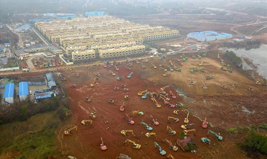 Công trường xây dựng bệnh viện chống dịch virus Corona ở Vũ Hán. Ảnh: QZ.