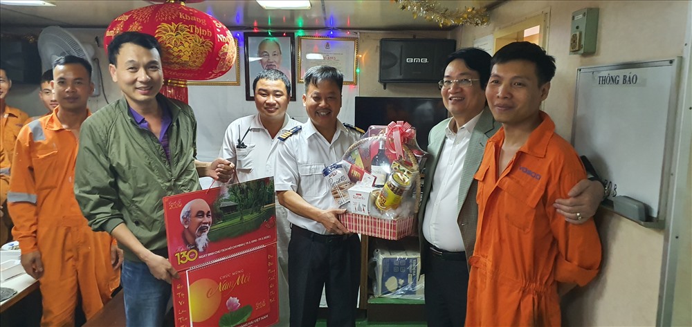 Chủ tịch Công đoàn Tổng Công ty Hàng hải Việt Nam Lê Phan Linh (thứ hai từ trái sang) tặng quà đoàn viên nhân dịp Tết Nguyên đán Canh Tý 2020. Ảnh: Linh Chu
