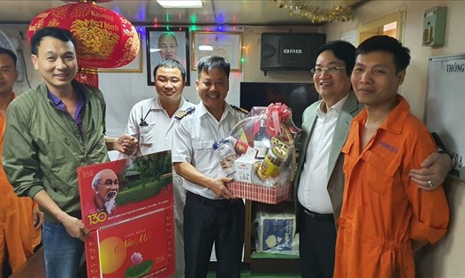 Chủ tịch Công đoàn Tổng Công ty Hàng hải Việt Nam Lê Phan Linh (thứ hai từ trái sang) tặng quà đoàn viên nhân dịp Tết Nguyên đán Canh Tý 2020. Ảnh: Linh Chu