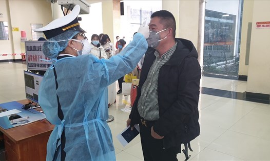 Đo thân nhiệt cho khách Trung Quốc tại Cửa khẩu quốc tế Móng Cái. Ảnh: Nguyễn Hùng