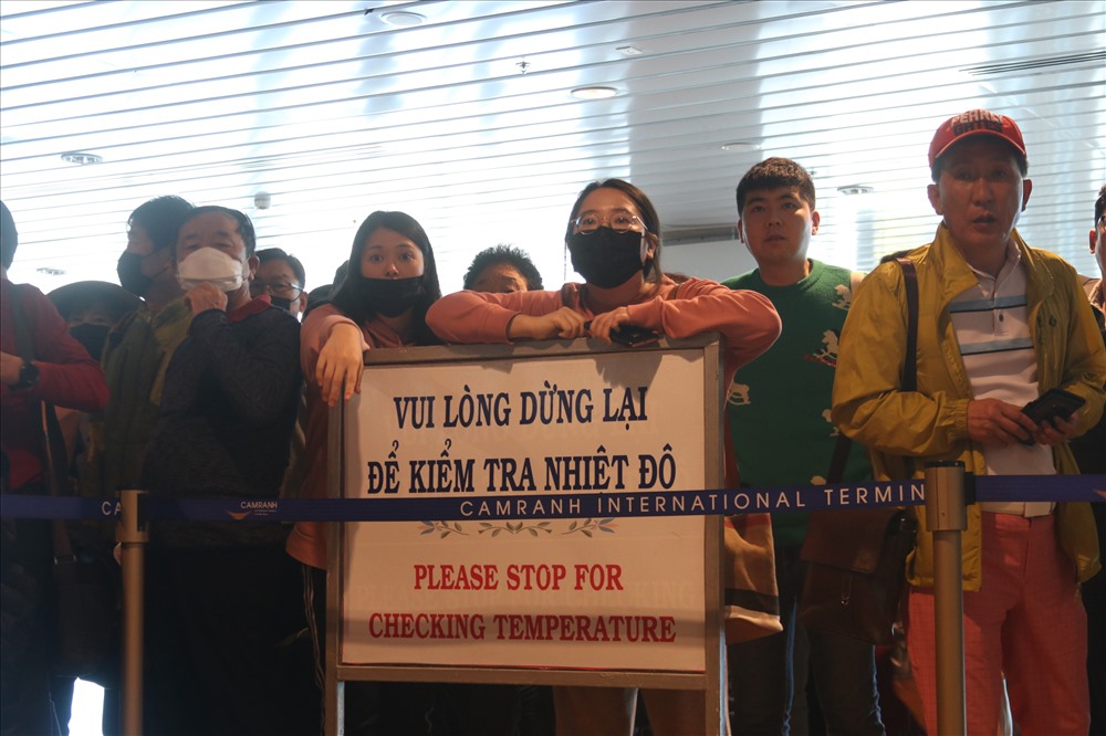 Công tác kiểm soát các nhân viên, hành khách trên các tuyến đường từ vùng dịch đến Khánh Hoà luôn được tăng cường. Ảnh:P.L