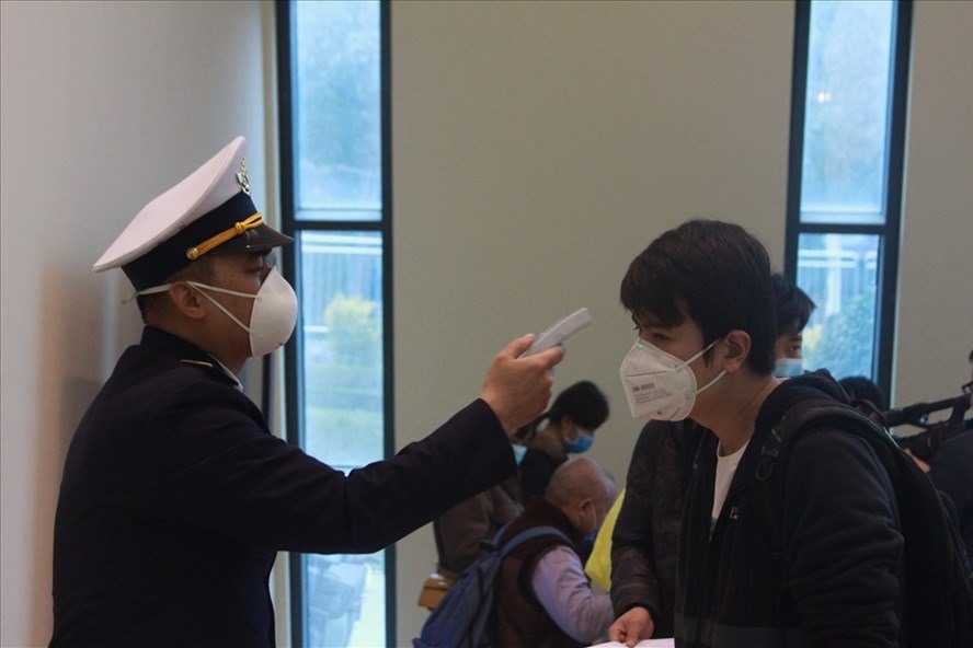 Cán bộ kiểm dịch y tế cửa khẩu Hữu Nghị (Lạng Sơn) kiểm tra thân nhiệt các du khách. Ảnh: Phạm Đông