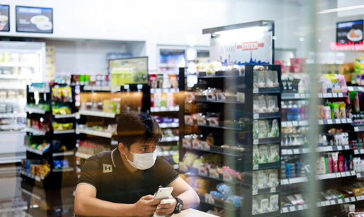 Người đàn ông Philippines đeo khẩu trang trong cửa hàng khi đất nước này xác nhận ca nhiễm viêm phổi đầu tiên do virus Corona. Ảnh: Reuters