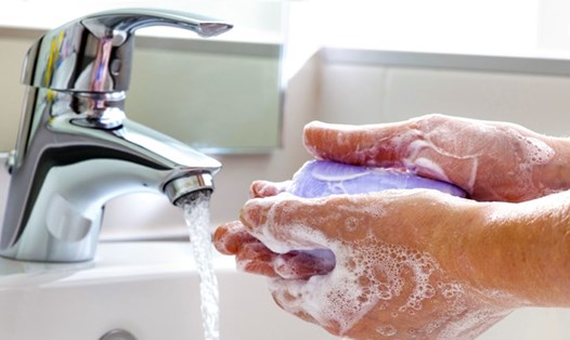 Rửa tay bằng nước và xà phòng là cách tốt nhất để phòng ngừa virus Corona. Ảnh: CDC