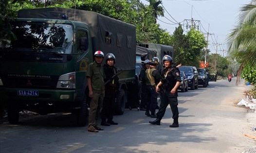 Cảnh sát kiểm soát chặt đầu đường Huỳnh Thị Bằng. Ảnh: Đình Trọng