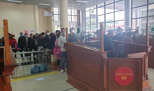Lượng cư dân biên giới hai nước xuất nhập cảnh qua Cửa khẩu quốc tế Móng Cái vào dịp Tết Canh tý vẫn khá đông. Ảnh: Nguyễn Hùng