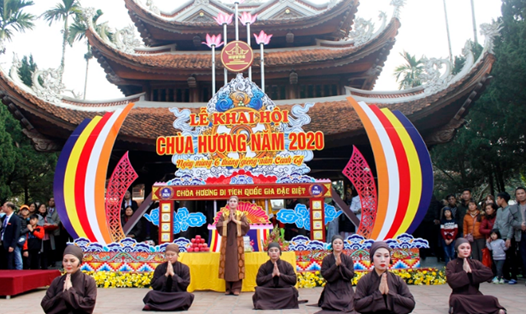 Các nghệ sĩ biểu diễn tại Lễ khai hội chùa Hương 2020. Ảnh: T.L