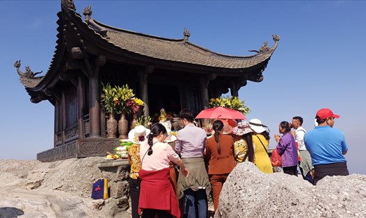 Du khách, tăng ni, phật tử thắp hương tại chùa Đồng trên đỉnh núi Yên Tử. Ảnh: Nguyễn Hùng
