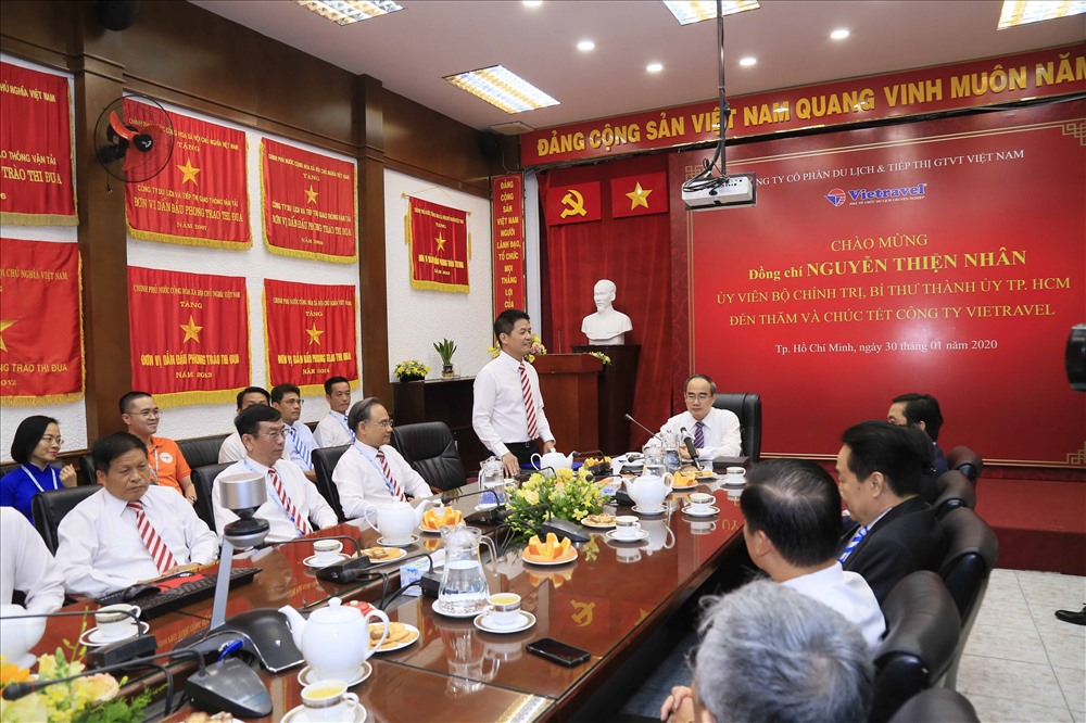 Ông Nguyễn Quốc Kỳ - Chủ tịch HĐQT, Tổng Giám đốc Cty CP Du lịch và Tiếp thị Giao thông vận tải Việt Nam - Vietravel báo cáo tình hình hoạt động của Cty với lãnh đạo Thành ủy TP. HCM.