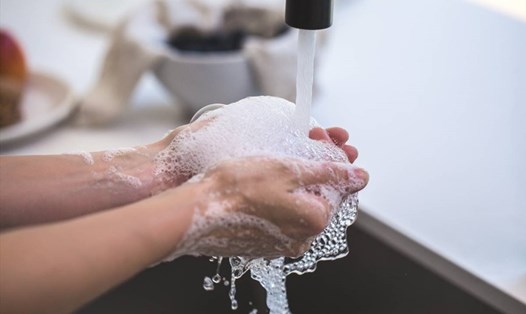 Rửa tay là một trong số các bước cần làm để phòng ngừa dịch bệnh trong bối cảnh dịch virus Corona diễn biến phức tạp. Ảnh: AO.