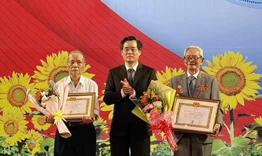 Bí thư Tỉnh ủy Bạc Liêu Nguyễn Quang Dương trao Huy hiệu 70 năm tuổi Đảng cho các đồng chí cao niên trong Đảng. Ảnh: Nhật Hồ