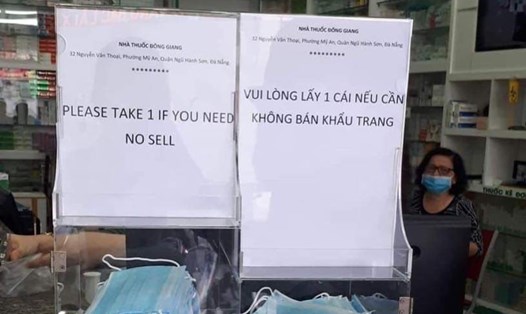 Giữa lúc virus Corona diễn biến phức tạp, một tiệm thuốc tân dược ở Đà Nẵng đã phát khẩu trang miễn phí  cho người dân. Ảnh: LX