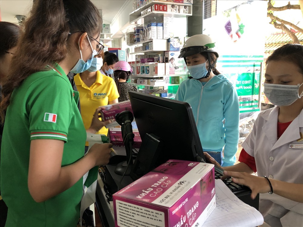 Người dân Cần Thơ đổ xô mua khẩu trang y tế để phòng dịch nhưng đã không còn hàng. Ảnh: S.H