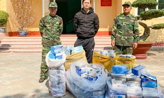 Đối tượng và gần 9.000 khẩu trang y tế trên đường buôn lậu sang Trung Quốc bị Biên phòng tạm giữ. Ảnh: Hữu Việt (BQN)