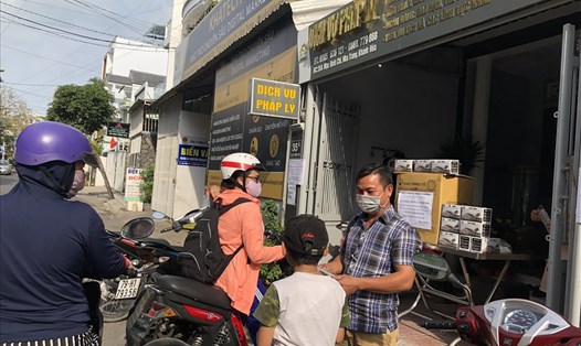 1.000 khẩu trang y tế được nhân viên công ty trên đường Mạc Định Chi (Nha Trang) phát cho bà con trong ngày 31.1. Ảnh:P.L