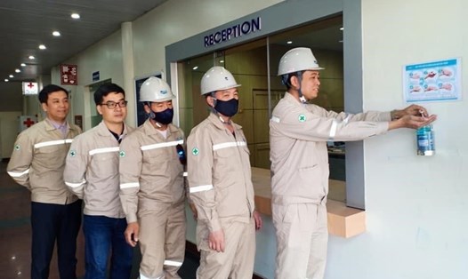 Công ty TNHH Doosan Vina (quận Hồng Bàng, Hải Phòng) lắp đặt dung dịch rửa tay đặt ở hơn 50 điểm ra vào tại DN. 
Ảnh PV