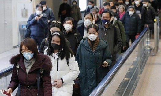 Những hành khách tại sân bay Nhật Bản đeo khẩu trang phòng ngừa dịch bệnh do nCoV. Ảnh: REUTERS