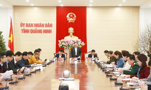 Bí thư tỉnh ủy Quảng Ninh Nguyễn Xuân Ký (đứng) phát biểu tại cuộc họp về phòng, chống virus Corona
