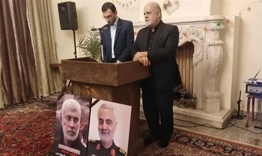 Đại sứ Iran tại Iraq Iraj Masjedi (phải) phát biểu trong lễ truy điệu trung tướng Qasem Soleimani (ảnh chân dung phải) và đồng đội tại Đại sứ quán Iran ở Baghdad ngày 3.1. Ảnh: By IRNA