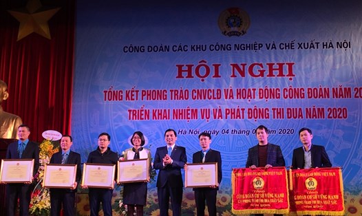 Các tập thể, cá nhân nhận Cờ thi đua và Bằng khen của Tổng Liên đoàn Lao động Việt Nam. Ảnh: T.E.A
