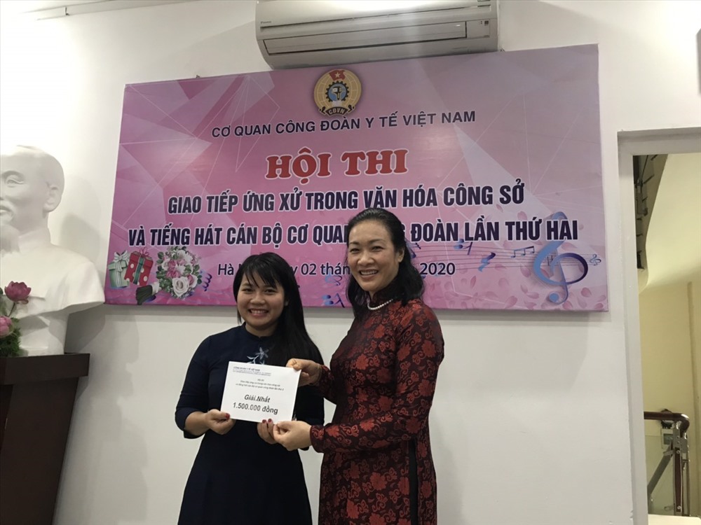 Đồng chí Phạm Thanh Bình - Chủ tịch Công đoàn Y tế Việt Nam trao giải cho cá nhân đạt giải Nhất.