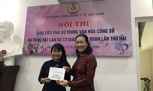 Đồng chí Phạm Thanh Bình - Chủ tịch Công đoàn Y tế Việt Nam trao giải cho cá nhân đạt giải Nhất.