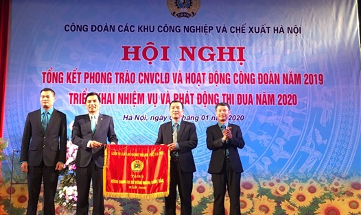 Công đoàn các Khu công nghiệp và chế xuất Hà Nội nhận Cờ thi đua 2019 của Liên đoàn Lao động Thành phố Hà Nội. Ảnh: T.E.A
